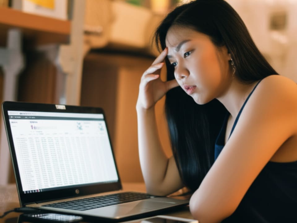 Chủ doanh nghiệp băn khoăn về chi phí làm website WordPress.