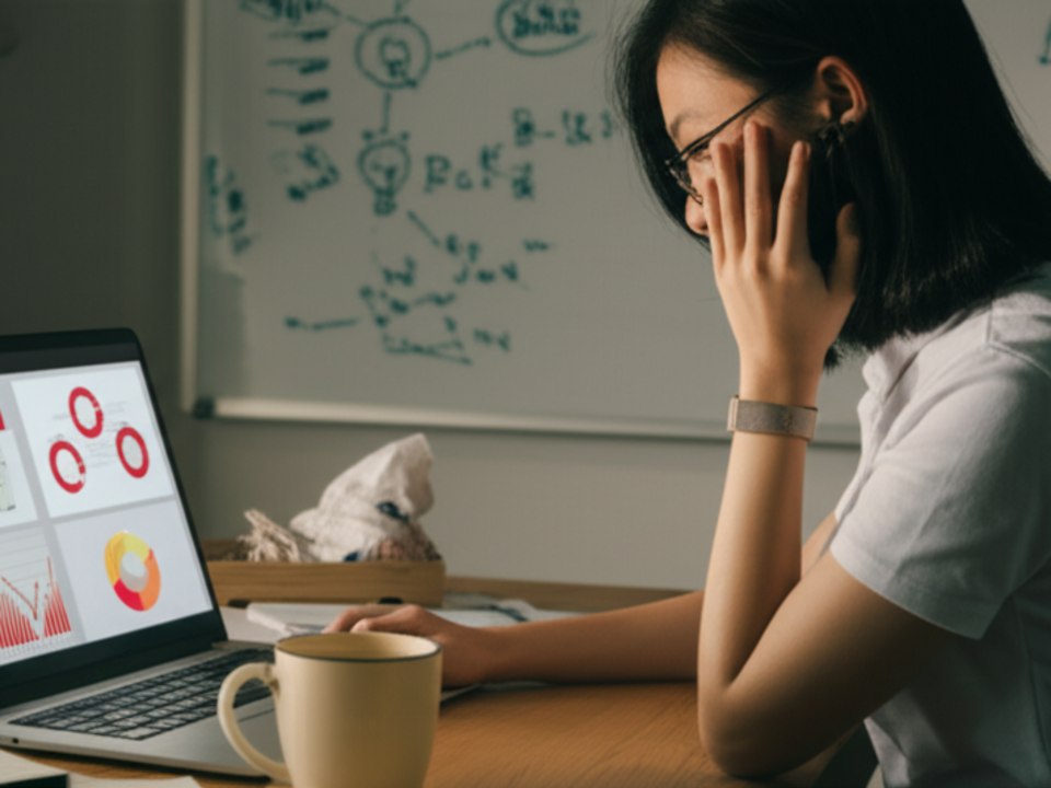 Chủ doanh nghiệp gặp khó khăn khi xây dựng website quảng cáo.