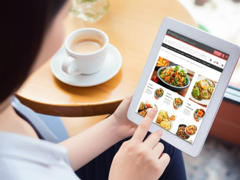 Khách hàng Việt Nam dễ dàng xem thực đơn và đặt món trên website nhà hàng.