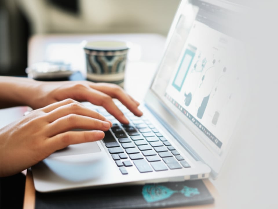 Người dùng đang thao tác trên máy tính, minh họa việc cài đặt và sử dụng font chữ calligraphy Việt hóa.