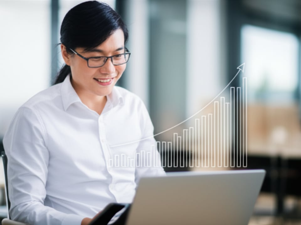 Chủ doanh nghiệp Việt Nam vui vẻ nhìn biểu đồ tăng trưởng doanh số từ quảng cáo Facebook.