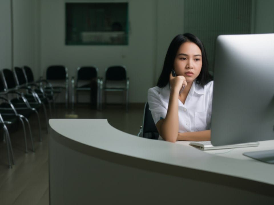 Chủ phòng khám gặp khó khăn khi không có website chuyên nghiệp.