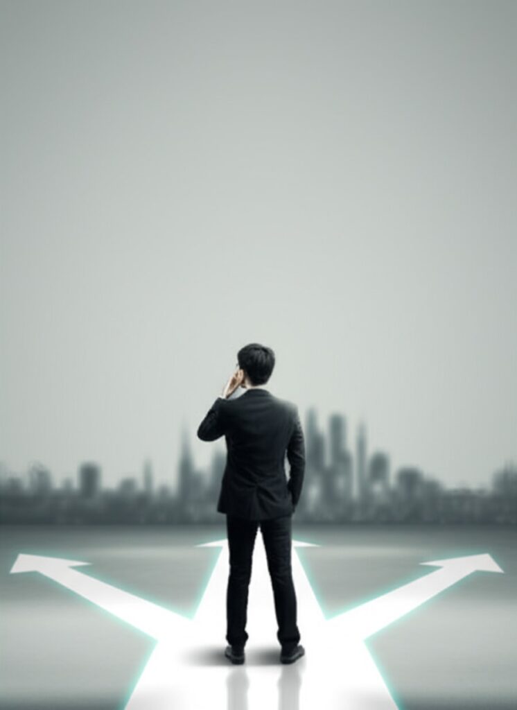 Một doanh nhân đang cân nhắc các lựa chọn mô hình kinh doanh khác nhau.