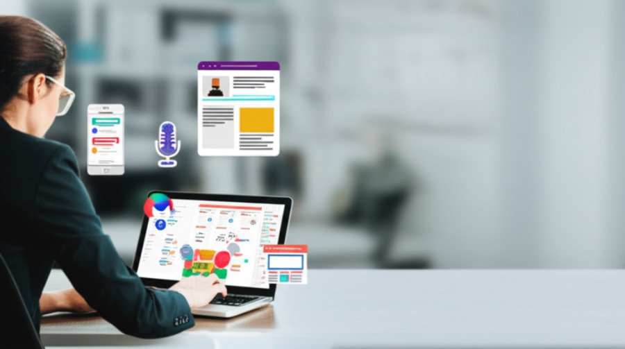 Người làm marketing đang xem xét kế hoạch truyền thông đa kênh cho sự kiện trên laptop.