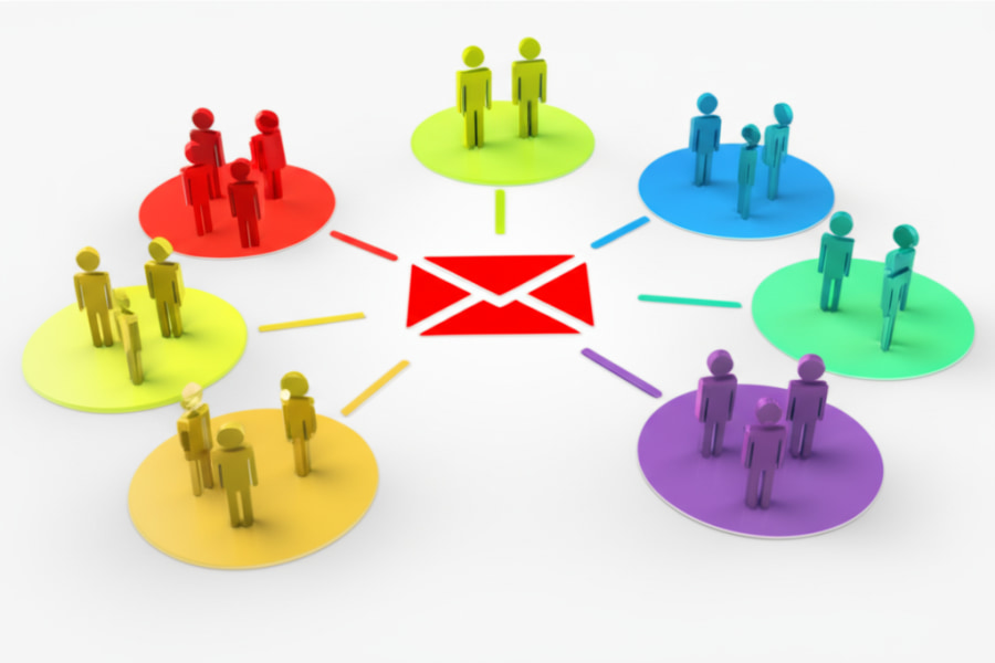 Hình ảnh trừu tượng minh họa việc phân loại và nhắm mục tiêu tin nhắn chào hàng đến các đối tượng khách hàng khác nhau.